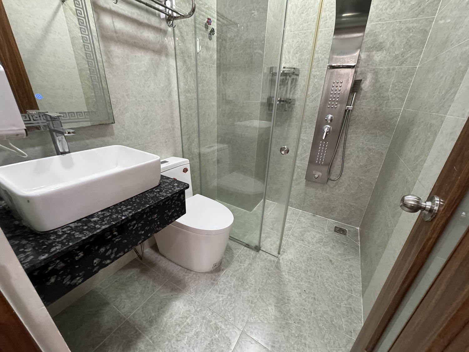 Biệt thự thiết kế tân cổ điển, full nội thất cao cấp xe hơi đổ trong nhà khu VIP Phạm Văn Hai
